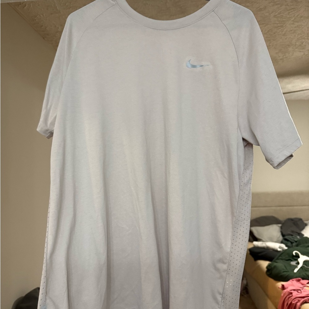 Nike Women’s Light Gray Short Sleeve Tee